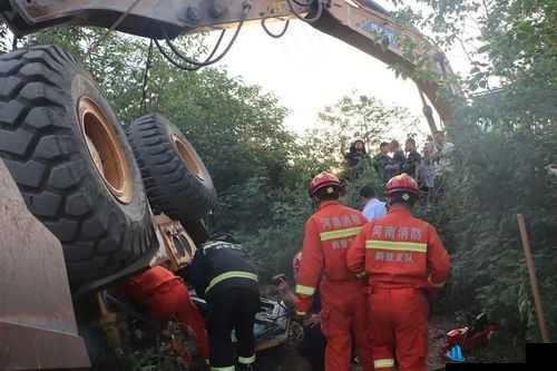 被压到落地玻璃窗前紧急救援：全力展开营救行动